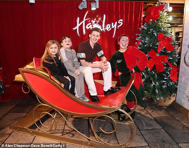 استمتعت الشخصية التلفزيونية فريدي برازيير، 21 عامًا، بتجربة عيد الميلاد مع العائلة حيث كان يرتدي قميصًا بنيًا وبنطلونًا أبيض.