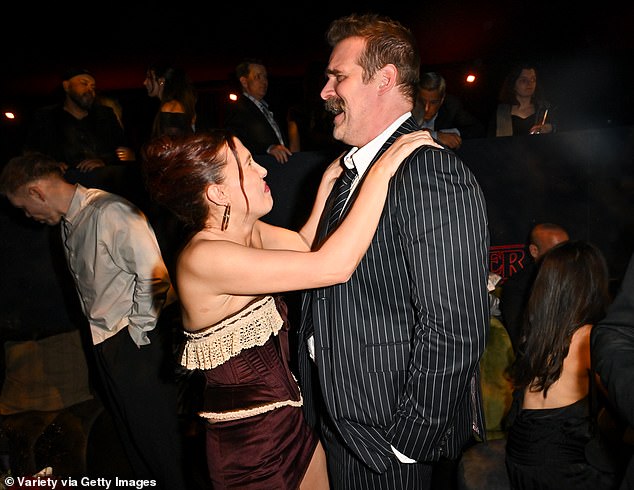 يأتي إسقاط ليلي لألبومها قبل أن يقدم ميلي وديفيد أيضًا عرضًا مفرطًا في الحنان في حفل ما بعد العرض الأول، على الرغم من التقارير التي تفيد بأنها رفعت دعوى مضايقة وتنمر ضده