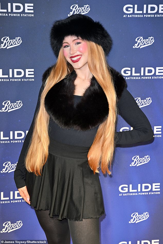 وكان من بين الحضور أيضًا صانع الأغاني الإنجليزي إيميلي لوسيا، الذي خطف الأضواء بتنورة سوداء قصيرة ذات ثنيات وقبعة من الفرو الفاتنة.