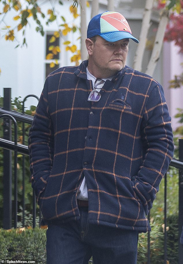 بعد أن نزع نظارته المميزة، حاول آلان أن يظل بعيدًا عن الأنظار خلال نزهته الصباحية عبر العاصمة