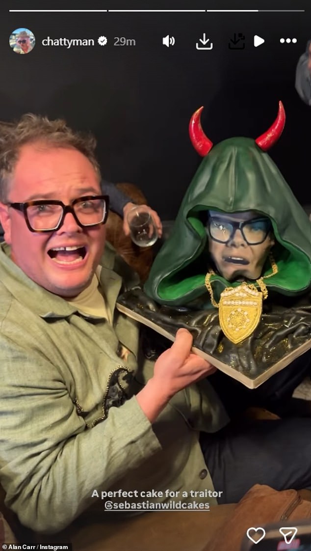 في قصة على إنستغرام، شارك آلان الكعكة العملاقة التي تلقاها وعليها وجهه، ملفوفة بعباءة ذات قرون كإشارة إلى العرض وفوزه.