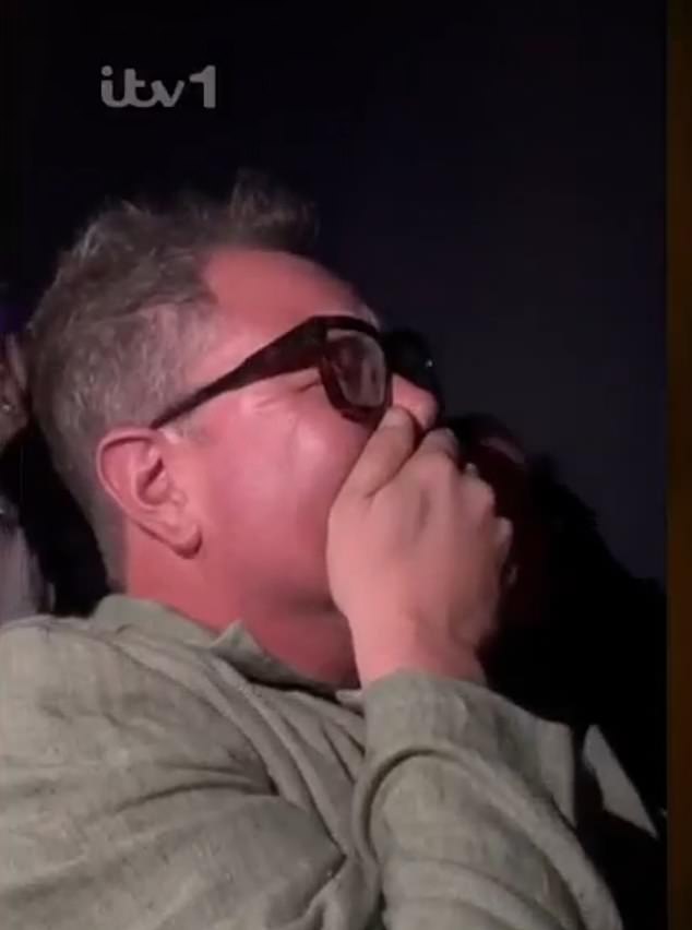 لقد بكى وهو يعيد مشاهدة اللحظة المؤثرة التي طمأنته بها المضيفة كلوديا وينكلمان في برنامج بي بي سي.