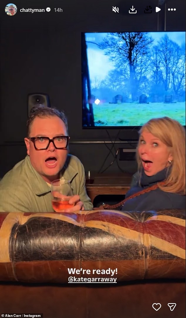 أثناء استضافة حفل مشاهدة للنهاية، يمكن رؤية آلان جالسًا مع النجمة كيت جارواي بينما يستمتعان بكأس من الورد.