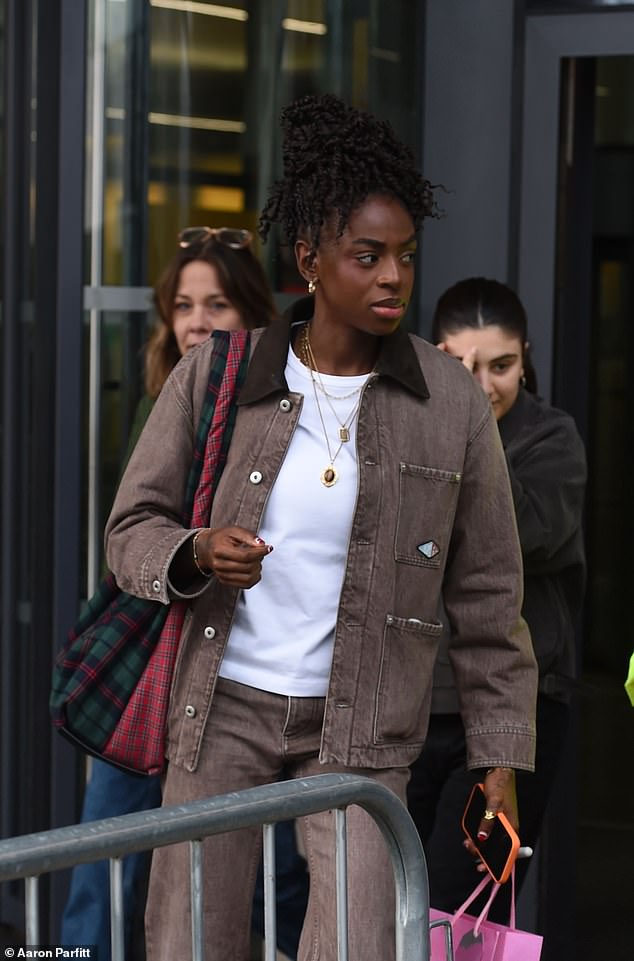 تم تصوير كات بيرنز في مانشستر هذا الصباح وهي ترتدي مظهرًا مزدوجًا من الدنيم بعد خروجها من برنامج إفطار بي بي سي للحديث عن الخونة