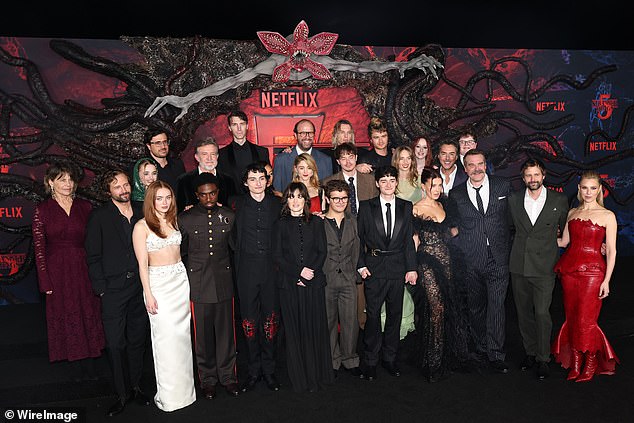 المرة الوحيدة التي تم فيها تصوير الثنائي معًا على السجادة الحمراء كانت عندما اجتمعا مع بقية المجموعة في سلسلة من اللقطات الجماعية الرائعة. (LR) ليندا هاميلتون، مات دوفر، سادي سينك، جو كريست، فين وولفارد، أليكس برو، وينونا رايدر، ناتاليا داير، بريت جيلمان، جاتن ماتاراتزو، تشارلي هيتون، جيمي كامبل باور، نوح شناب، جو كيري، مايا هوك، ميلي بوبي براون، شون ليفي، ديفيد هاربور، روس دوفر، وكارا بونو.