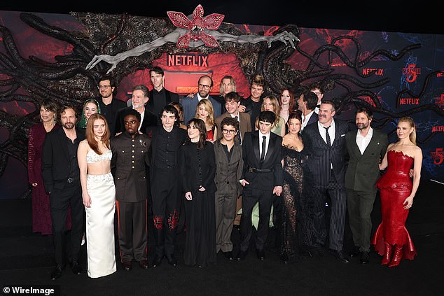 خلال العرض الأول، يمكن رؤية وينونا واقفة في المقدمة إلى جانب فين وولفارد، 22 عامًا، وجاتن ماتاراتزو، 23 عامًا، يبتسمان للكاميرات.