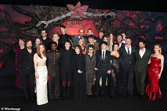 وفي الوقت نفسه، كان ديفيد يقف في أقصى اليمين إلى جانب ابنته التي تظهر على الشاشة ميلي بوبي براون، 21 عامًا، التي تلعب دور الشخصية الرئيسية Eleven في المسلسل، والمنتج السينمائي روس دوفر، 41 عامًا.