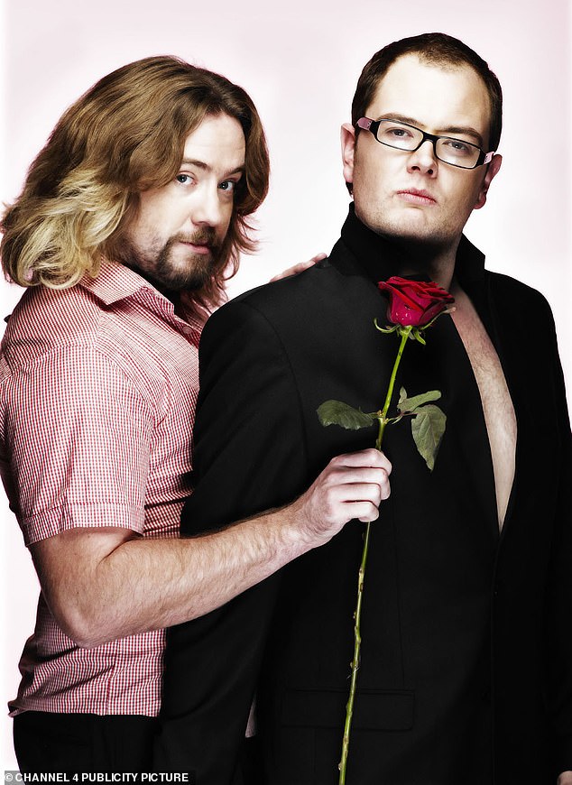 يبدو أن آلان سيصبح بارزًا كما كان على شاشة التلفزيون خلال العقد الأول من القرن العشرين وعام 2010 (في الصورة مع النجم المشارك في مشروع ليلة الجمعة جاستن لي كولينز)