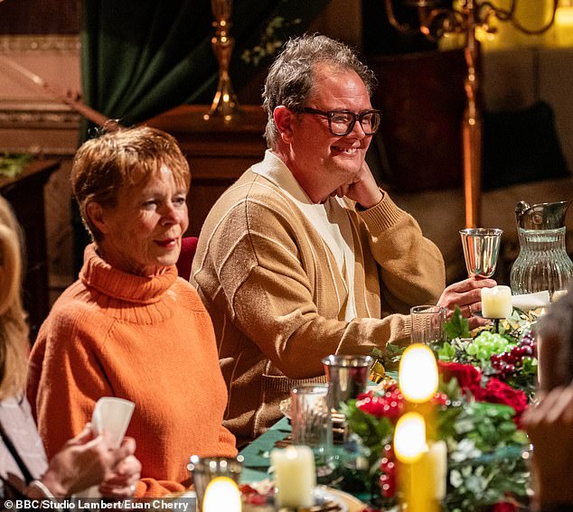 تم اختياره أيضًا لتنفيذ جريمة القتل الثانية على مرأى من الجميع، وهذه المرة ملاحقة الكنز الوطني سيليا إيمري، التي كان قريبًا منها أيضًا.