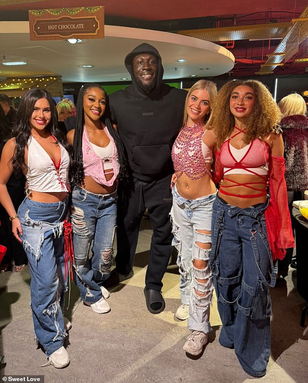 قدمت فرقة الفتيات Sweet Love عرضًا أمام الجماهير وحصلت على استحسان مغني الراب Stormzy الذي ظهر بشكل مفاجئ لمشاهدتهم