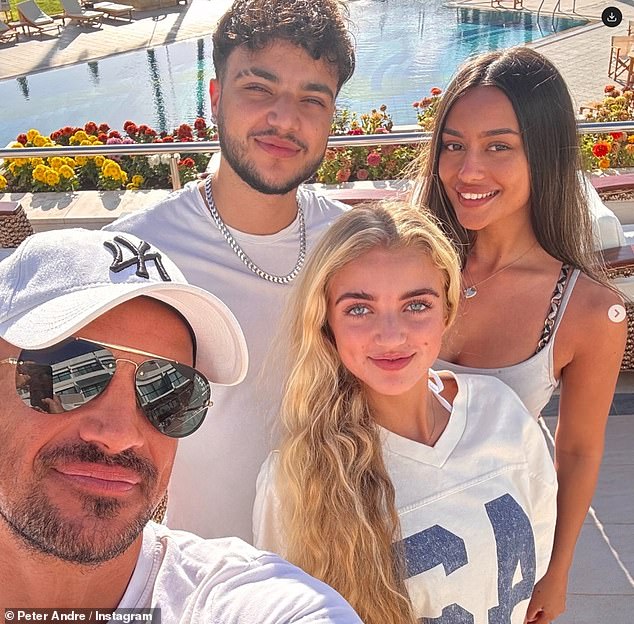 خلال إجازته الفاخرة في فندق Constantinou Bros Asimina Suites ذو الـ 5 نجوم في قبرص، اختار إحضار ابنه جونيور وابنته الأميرة وصديقة جونيور ياسمين أور.