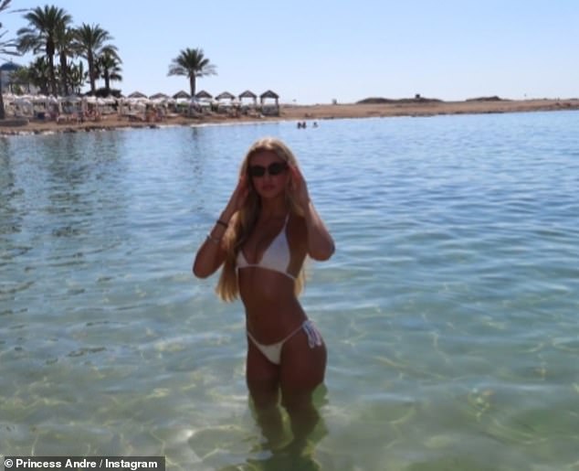 يقع الفندق على أكبر شاطئ في بافوس، حيث تستفيد الأميرة إلى أقصى حد من وجودها بجوار البحر حيث التقطت مجموعة من الصور على وسائل التواصل الاجتماعي بجانب المحيط.