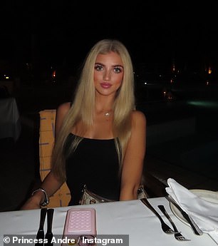 استمتعت العائلة بوقت ممتع معًا على العشاء، مع تناول الطعام الجماعي في مطعم Kymata المواجه للشاطئ بالفندق