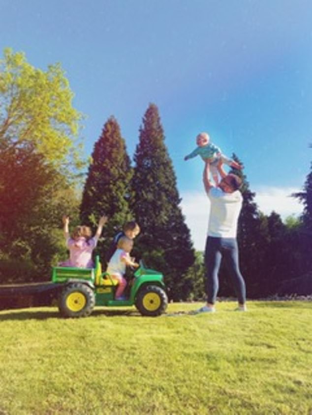 جوناثان مع أبنائه الأربعة قبل انقطاع وسائل التواصل الاجتماعي