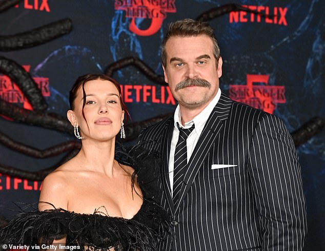 وتأتي المواجهة على السجادة الحمراء بعد تقارير تفيد بأن براون رفعت دعوى مضايقة وتنمر ضد النجم ديفيد هاربور الذي شاركها في فيلم Stranger Things، مما أضاف المزيد من الدراما إلى عرض آخر متوتر.