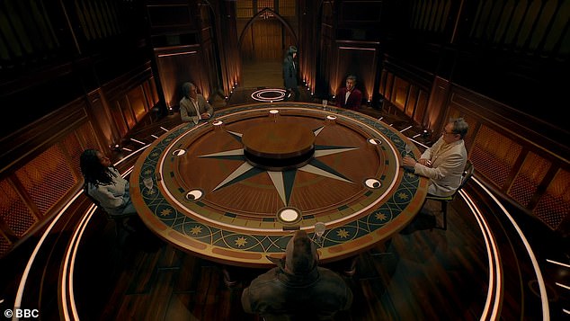 وشهدت حلقة الخميس مواجهة الخونة آلان كار، 49 عامًا، وكات بيرنز، 25 عامًا، وجهاً لوجه ضد المؤمنين جو مارلر، 35 عامًا، وديفيد أولوسوجا، 55 عامًا، ونيك محمد، 45 عامًا.