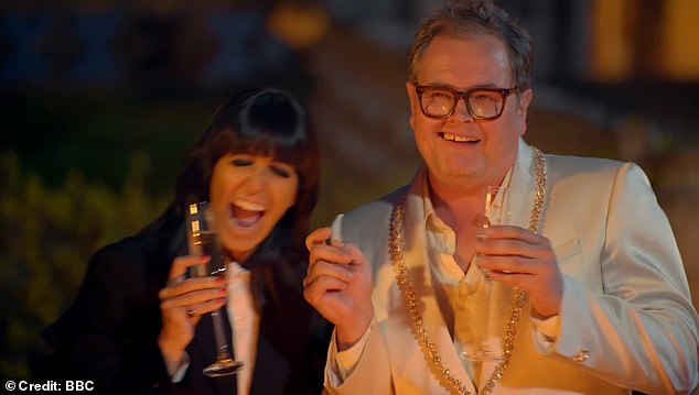 فشلت الوجوه المتبقية في التعرف على هوية الخائن، وتوج آلان (في الصورة مع المضيفة كلوديا وينكلمان) الفائز بالمسلسل وفاز بجائزة نقدية للأعمال الخيرية التي اختارها.