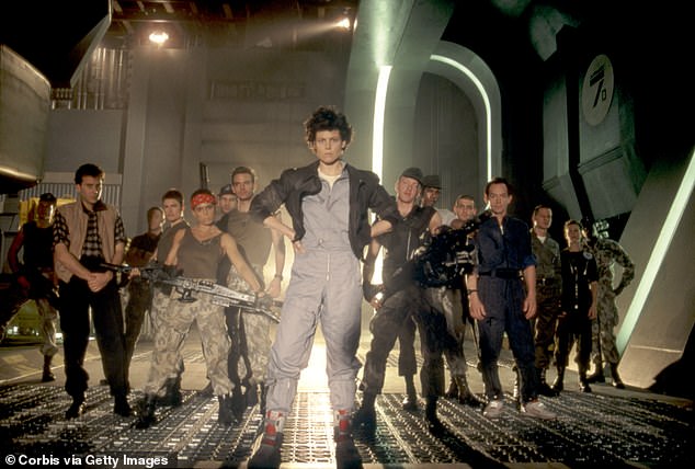 ويفر مع الممثلين بول ريزر، مايكل بين، جينيت غولدستين ولانس هنريكسن، في موقع تصوير فيلم Alien