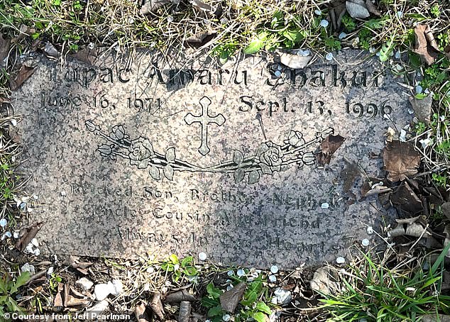 شاهد قبر توباك في لومبيرتون، والذي نصه: توباك أمارو شاكور؛ 16 يونيو، 1971¿سبتمبر. 13، 1996؛ الابن الحبيب والأخ وابن الأخ والخال وابن العم والصديق؛ في قلوبنا دائما