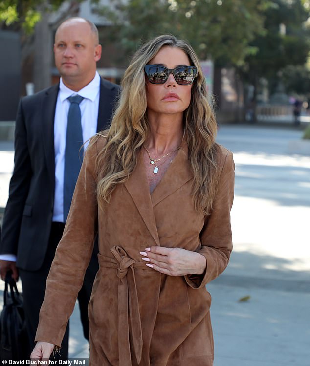 كانت جلسة المحكمة استمرارًا للجلسة التي عقدت في 17 أكتوبر بشأن الأمر التقييدي المؤقت لريتشاردز