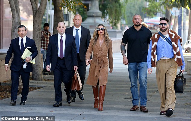 واتهمت ريتشاردز، التي شوهدت وهي تغادر المحكمة مع فريقها القانوني يوم الجمعة، زوجها السابق بالاعتداء الجسدي وتهديدها – وهو ما ينفيه فايبرز.