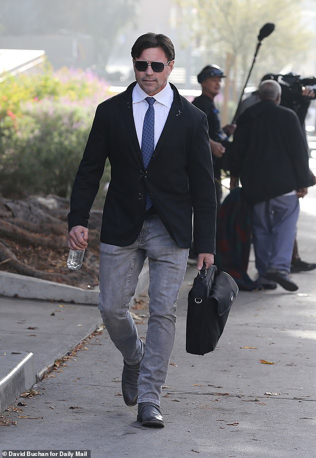 أُمر فايبرز بالابتعاد عن الممثلة والتوقف عن تهديدها أو مضايقتها وتسليم أي أسلحة للشرطة.