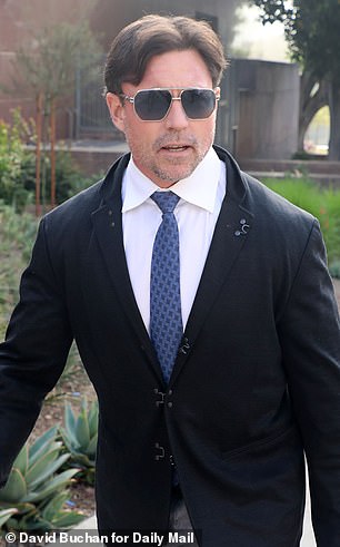 وشوهد فايبرز خارج قاعة المحكمة لاستمرار الجلسة