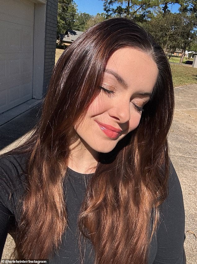 منذ ما يزيد قليلاً عن أسبوع، شاركت الممثلة صورة شخصية مبتسمة مشمسة