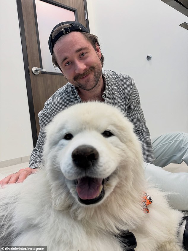 وتضمنت الفنانة مجموعة من الصور للكلب الأبيض ذو الفراء معها وصديقها القديم لوك بينوارد