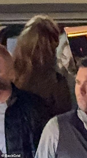 لقد قارنت بشرتها الخزفية بمسحة من أحمر شفاهها الأحمر اللامع