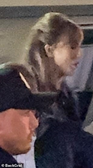 .تم سحب خصلات شعرها الشقراء القذرة إلى الخلف