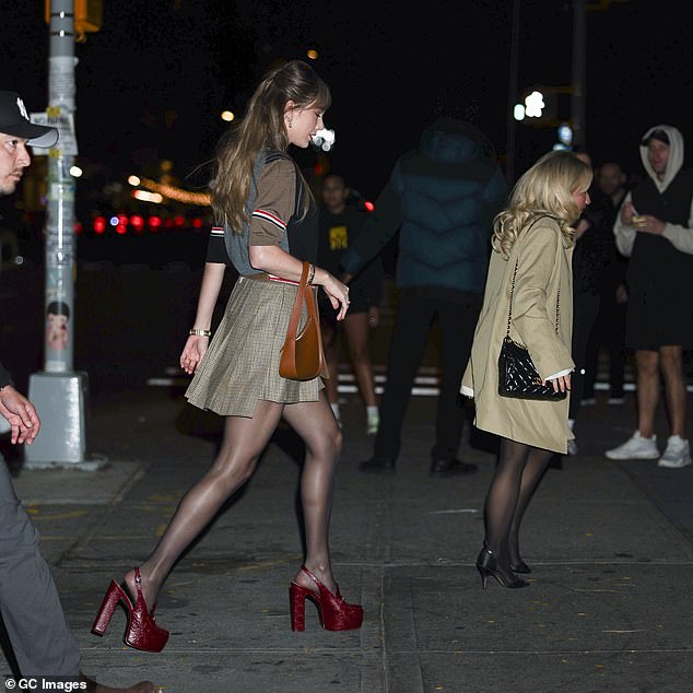 كما تم تسريح شعرها الأشقر بينما تم تجعيده في النهاية حيث أظهرت مظهرها الطبيعي مع مكياج تكميلي