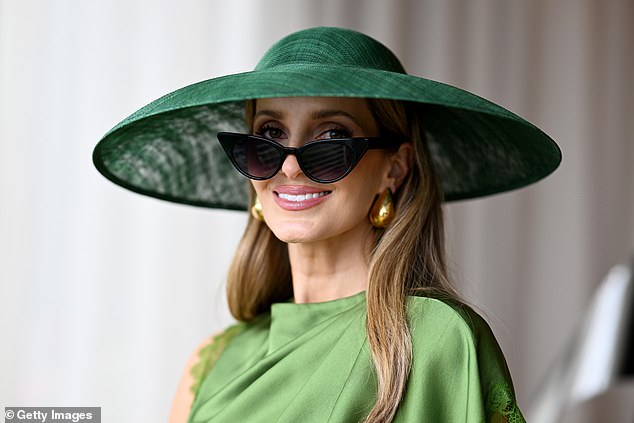 ارتدت كيت الفستان مع حذاء أبيض من جيمي تشو، تبلغ قيمته 1500 دولار، وهو ما يتناسب مع حقيبة يد جيمي تشو التي تبلغ قيمتها 1600 دولار.