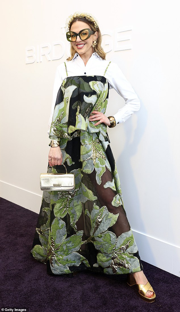 اختارت شانتيل فورد مظهراً جريئاً، حيث ارتدت فستاناً زهرياً من تصميم إليات فوق قميص أبيض بأزرار.