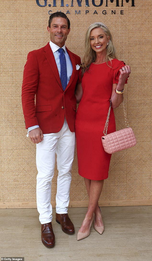 بدا برودي هاربر، 44 عامًا، وزوجها هيث ميلدروم، في كل بوصة من الزوجين المحبوبين عند وصولهما بملابس حمراء متطابقة.