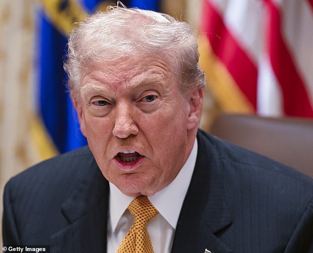 تم التقاط الصورة للرئيس الأمريكي دونالد ترامب يوم الجمعة في غرفة مجلس الوزراء بالبيت الأبيض خلال مأدبة غداء ثنائية مع رئيس الوزراء المجري فيكتور أوربان.