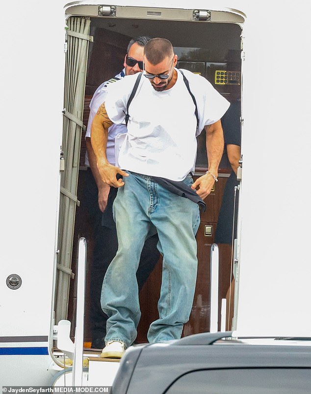 مع صدمة من شعر الوجه والنظارات الشمسية الداكنة، بدا ريكي غير قابل للتمييز تقريبا عندما نزل من الطائرة