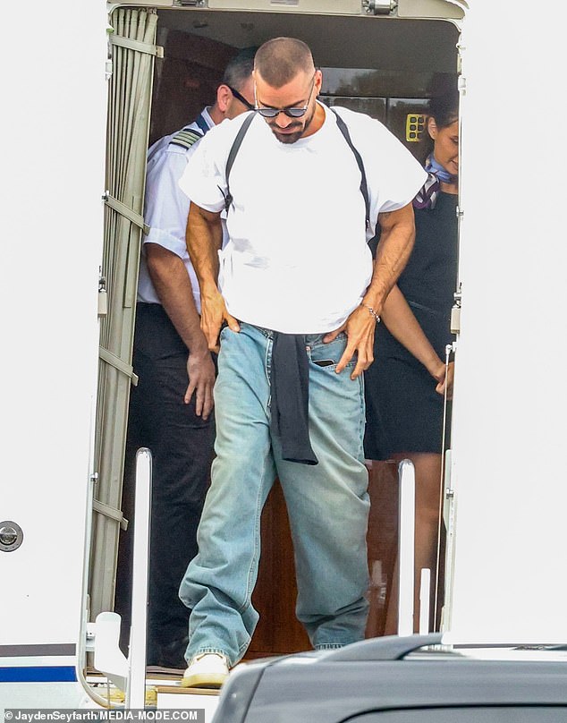 كان ريكي يرتدي تعبيرًا رواقيًا بينما كان يسير إلى سيارة تنتظره، وكان يبدو مهتمًا تمامًا، وكان عقله يركز على أداء ليلة السبت