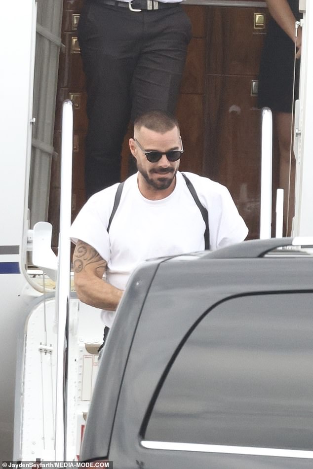 لقد كان يرتدي ملابس غير رسمية أثناء الرحلة، وخرج مرتديًا قميصًا أبيضًا ناصعًا كان فضفاضًا على إطاره المنحوت