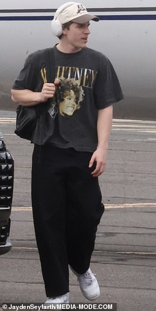 ولم يكن نجم البوب ​​وحده في الرحلة أيضًا. وانضم إليه ولداه التوأم فالنتينو وماتيو، 17 عامًا