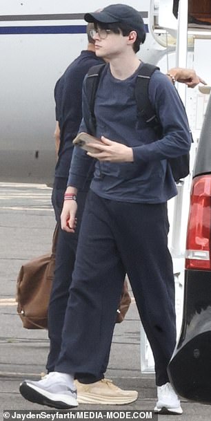 ولم يكن نجم البوب ​​وحده في الرحلة أيضًا. وانضم إليه ولداه التوأم فالنتينو وماتيو، 17 عامًا