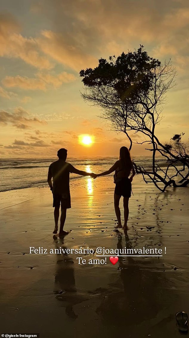 وفي مساء الجمعة، لجأت عارضة الأزياء البالغة من العمر 45 عامًا، إلى حسابها على Instagram Story لمشاركة صورة لها وشريكها وهما يسيران جنبًا إلى جنب ويستمتعان بغروب الشمس على الشاطئ.