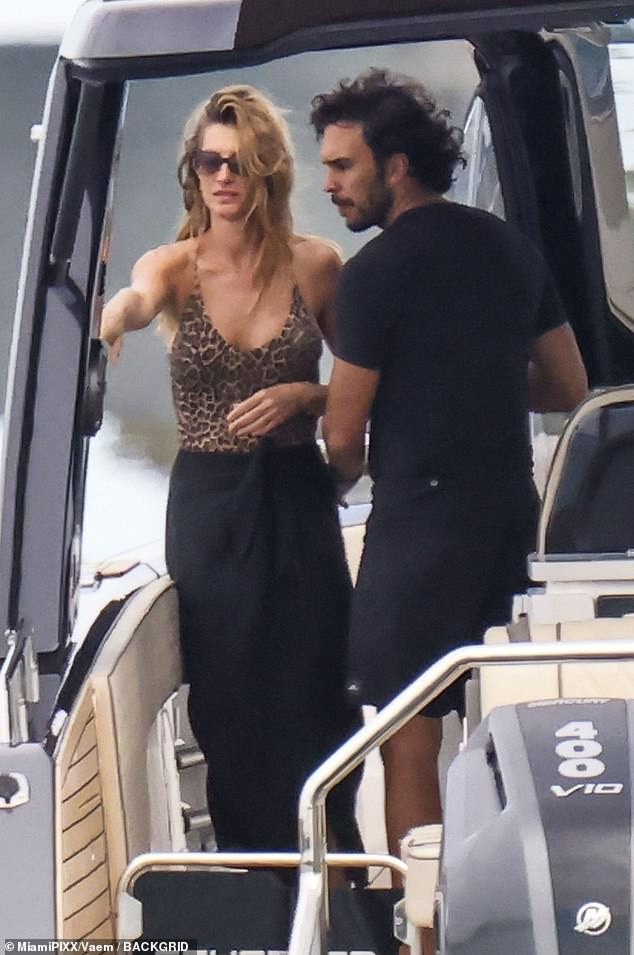 وكما يظهر في الصورة، كانت هي وصديقها، 38 عامًا، يتجولان على الشاطئ ويبدو أنها تحمل ابنهما الرضيع، الذي رحبوا به معًا في فبراير. لم يكشف الزوجان عن اسمه بعد منذ ولادته في وقت سابق من هذا العام ولكنهما شاركا أن اسمه الأوسط هو ريفر