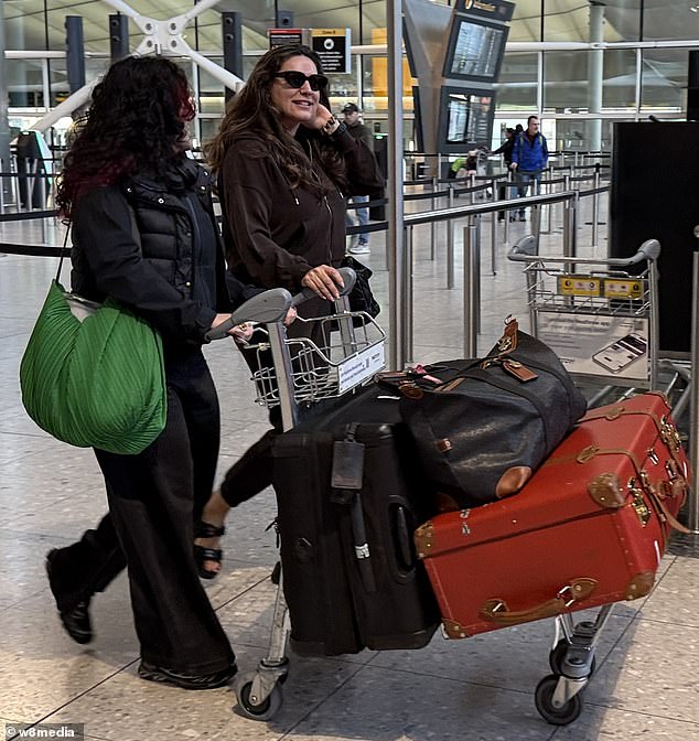 على الرغم من تجارب بوشتاكر القادمة، ظهرت العارضة، البالغة من العمر 45 عامًا، في حالة معنوية رائعة وابتسمت ابتسامة كبيرة عندما أصبحت أول نجمة تنطلق تحت