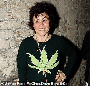 وسينضم إلى كيلي في المعسكر أسطورة الكوميديا ​​روبي واكس و....