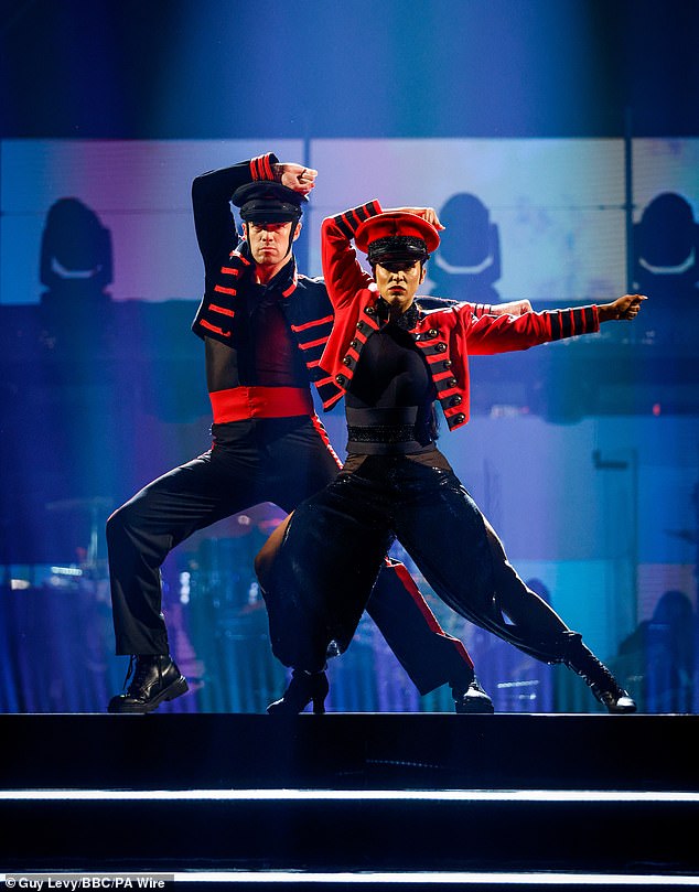 تتنافس فيكي حاليًا في سلسلة الرقصات الجذابة لهذا العام مع الراقصة المحترفة كاي ويدرينجتون، 30 عامًا، وعلى مدار الأسابيع الستة الماضية، زادت مهاراتها في الرقص من قوة إلى قوة.