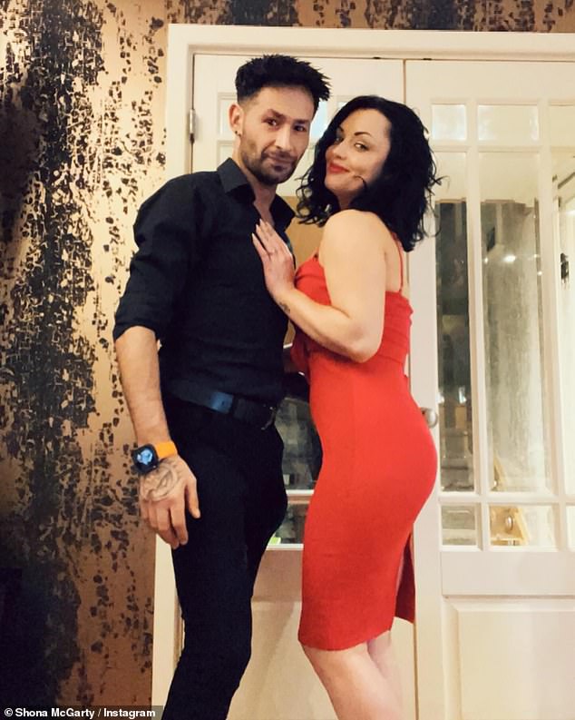 زُعم في وقت سابق من هذا الشهر أن الزوجين السابقين قد ألغاا خطوبتهما بشكل متبادل، لكنهما ظلا على علاقة جيدة (في الصورة مع ديفيد العام الماضي).