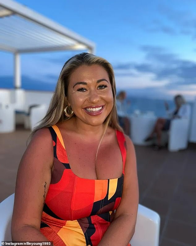 بدأت إيلي رحلتها لإنقاص الوزن في عام 2022، بعد أن وصلت إلى 13 حجرًا ومقاس المملكة المتحدة 14 أثناء الإغلاق (الصورة 2023)