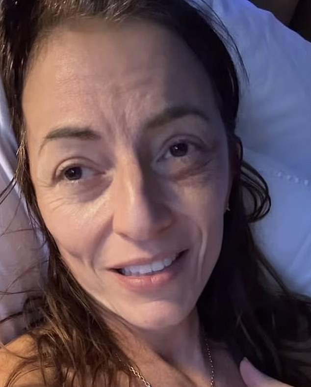 قالت دافينا في المقطع الصريح إنها كانت منفتحة في محاولة لمساعدة الآخرين، تمامًا كما فعلت عندما أجرى الأطباء عملية جراحية لها ورم دماغي حميد نادر في نوفمبر 2024 (في الصورة)