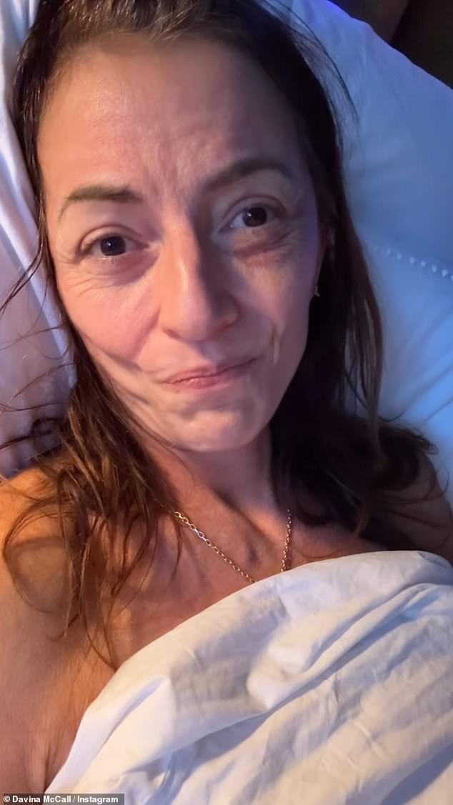 وأعلنت دافينا في نوفمبر 2024 أنه تم تشخيص إصابتها بكيس غرواني، وهو نوع نادر من ورم الدماغ الحميد.